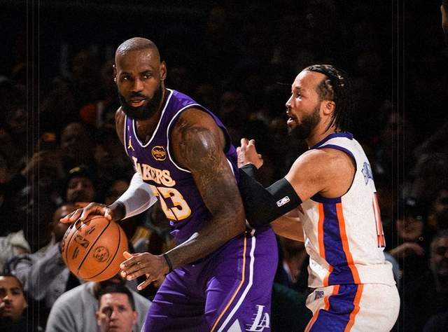 尼克斯多点开花，湖人防守无力  湖人失误频频